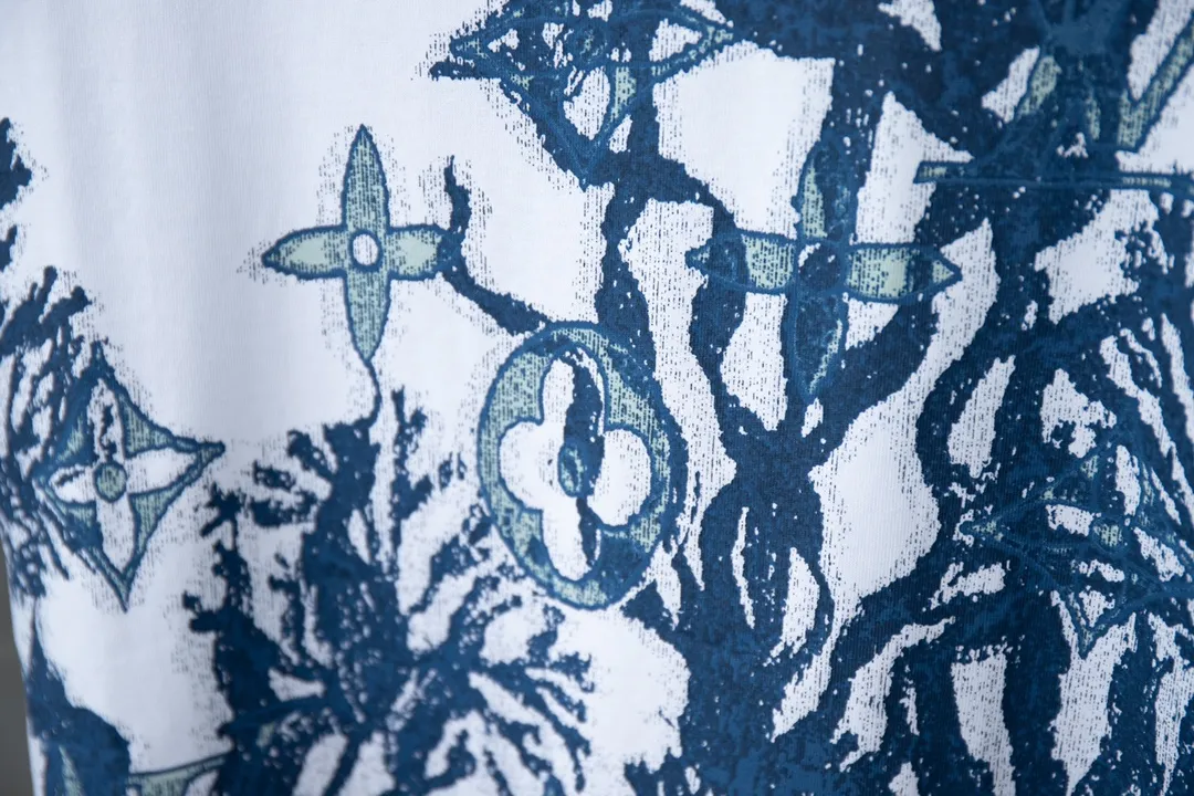 🅿️180 LV 2025ss Spring and Summer New Short Sleeve This fresh cotton T-shirt features a delicate jacquard knitted pattern that is eye-catching. It features the collection's Monogram Aquagarden display of coral and seaweed, whose aqua hue is reminiscent of a refreshing swim. This piece is eye-catching paired with white separates for a summery feel. Monogram Aquagarden jacquard all over, LV label on reverse. S M L XL